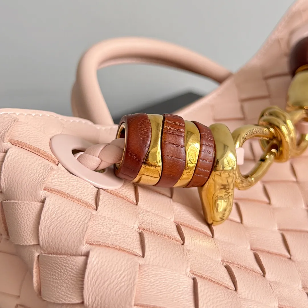 The new Andiamo batch of 3060 BV is shipped‼ ️The classic intercciato weaving process is used to create a soft bag, the metal knot is made of micro-cast aluminum using jewelry technology🪢, and the decorative beads are made of metal and hand-polished oak, allowing you to jump repeatedly between elegance and fun💃, making it unpredictable. Classic and versatile, it shows off your temperament, and the bag has a large capacity, making it very convenient for daily commuting! It has a variety of carrying methods, the shoulder straps can be adjusted by yourself, the original lambskin feels soft and delicate, and the unisex style breaks gender boundaries and brings a more practical and long-lasting use experience. The Andiamo, which has both elegant and casual styles, perfectly interprets the "fashionable old money style". Style number: 743568+wood hardware Color: Lotus root powder Size: 25*22*10.5cm